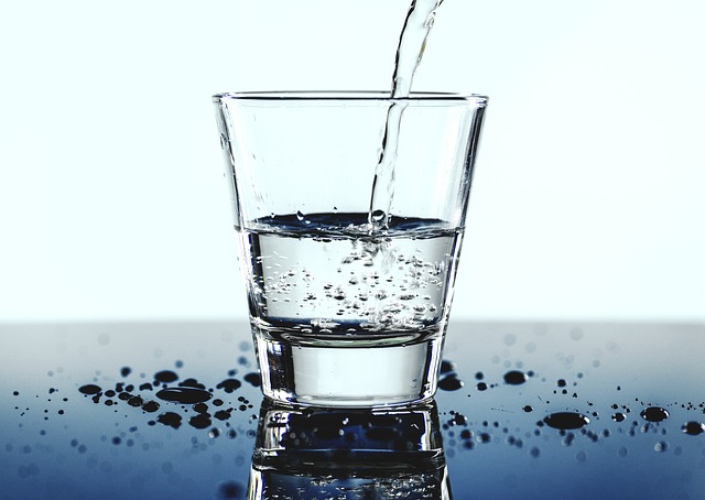 voda ve sklenici.jpg